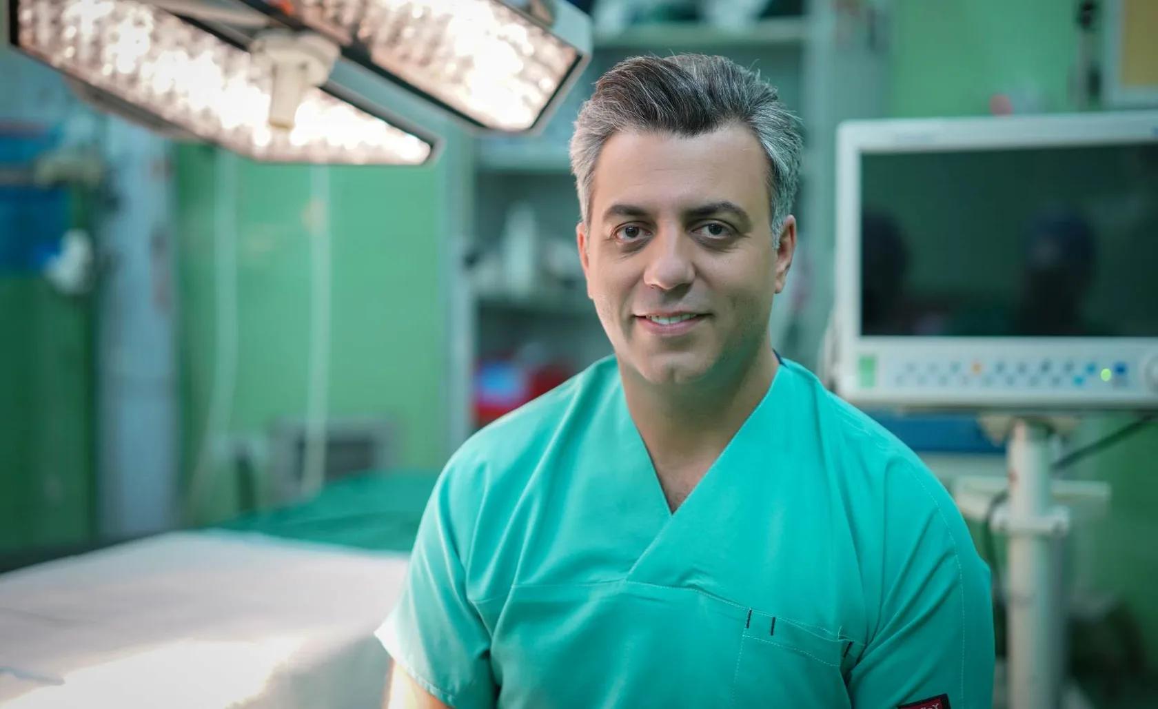دکتر رضا ابراهیمی در اتاق عمل